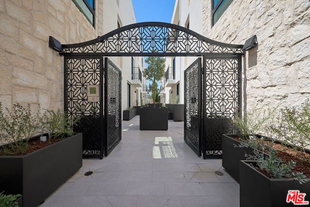 11967 Mayfield Ave 108, Los Angeles, CA 90049
