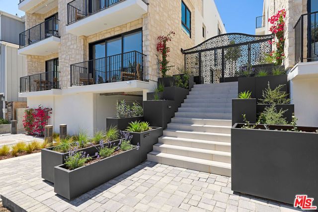 11967 Mayfield Ave 108, Los Angeles, CA 90049