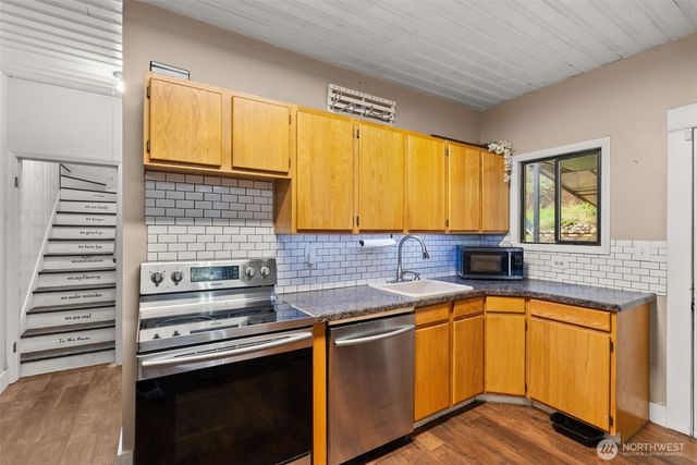 610 Barnhart Street, Raymond, WA 98577