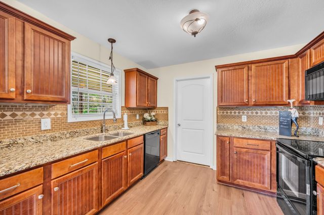 504 Hunter Ct, White Bluff, TN 37187