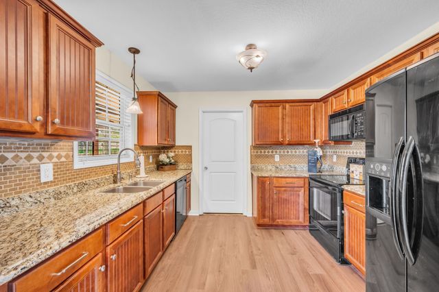 504 Hunter Ct, White Bluff, TN 37187