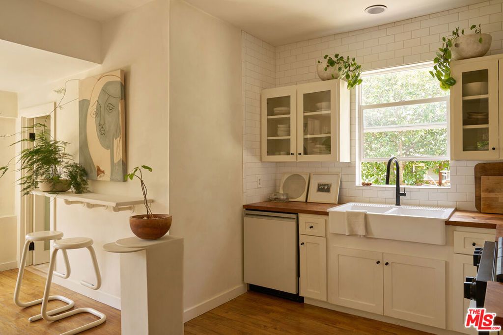 Image 10 of property listing at 404 N Avenue 52, Los Angeles, CA 90042