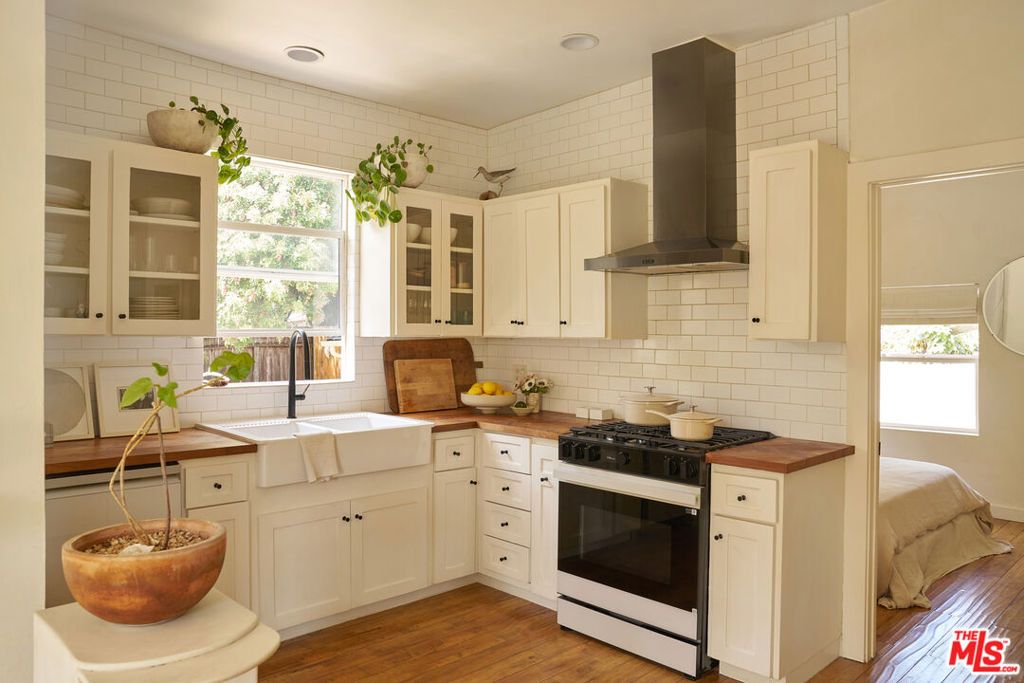 Image 12 of property listing at 404 N Avenue 52, Los Angeles, CA 90042