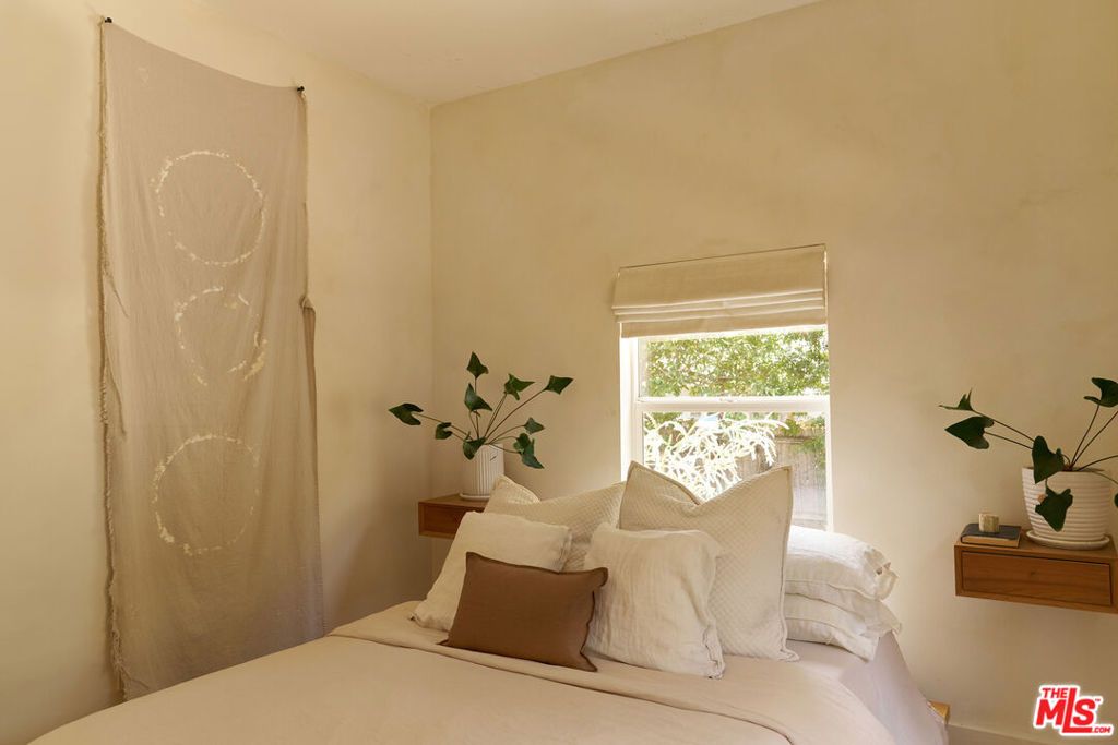 Image 14 of property listing at 404 N Avenue 52, Los Angeles, CA 90042