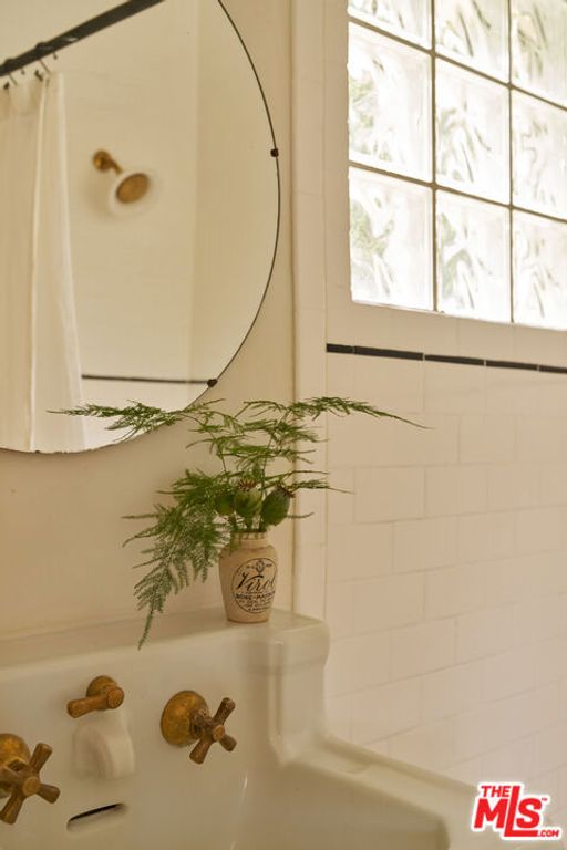 Image 19 of property listing at 404 N Avenue 52, Los Angeles, CA 90042