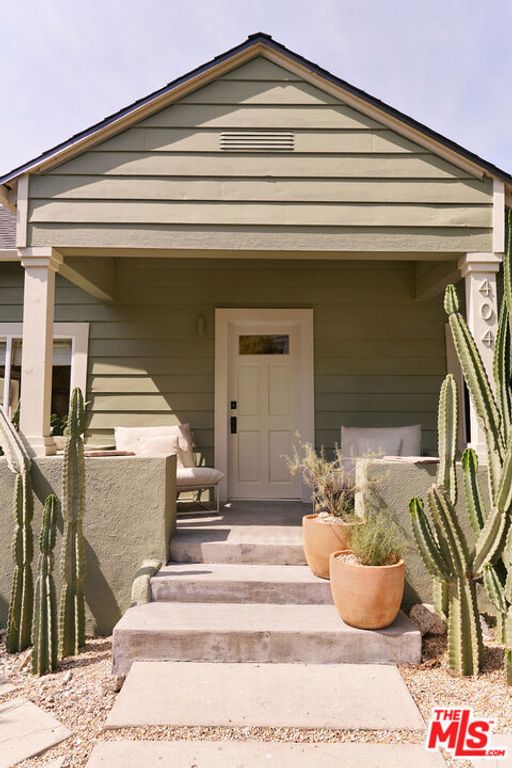 Image 3 of property listing at 404 N Avenue 52, Los Angeles, CA 90042