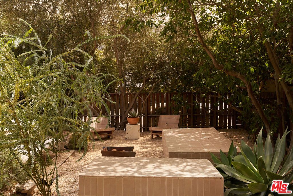 Image 31 of property listing at 404 N Avenue 52, Los Angeles, CA 90042