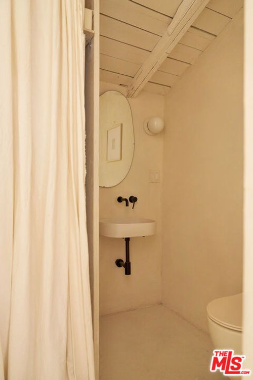 Image 39 of property listing at 404 N Avenue 52, Los Angeles, CA 90042
