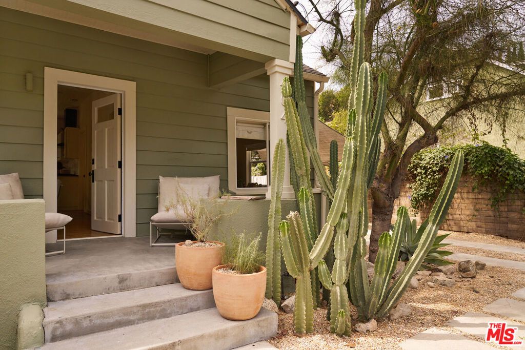 Image 4 of property listing at 404 N Avenue 52, Los Angeles, CA 90042