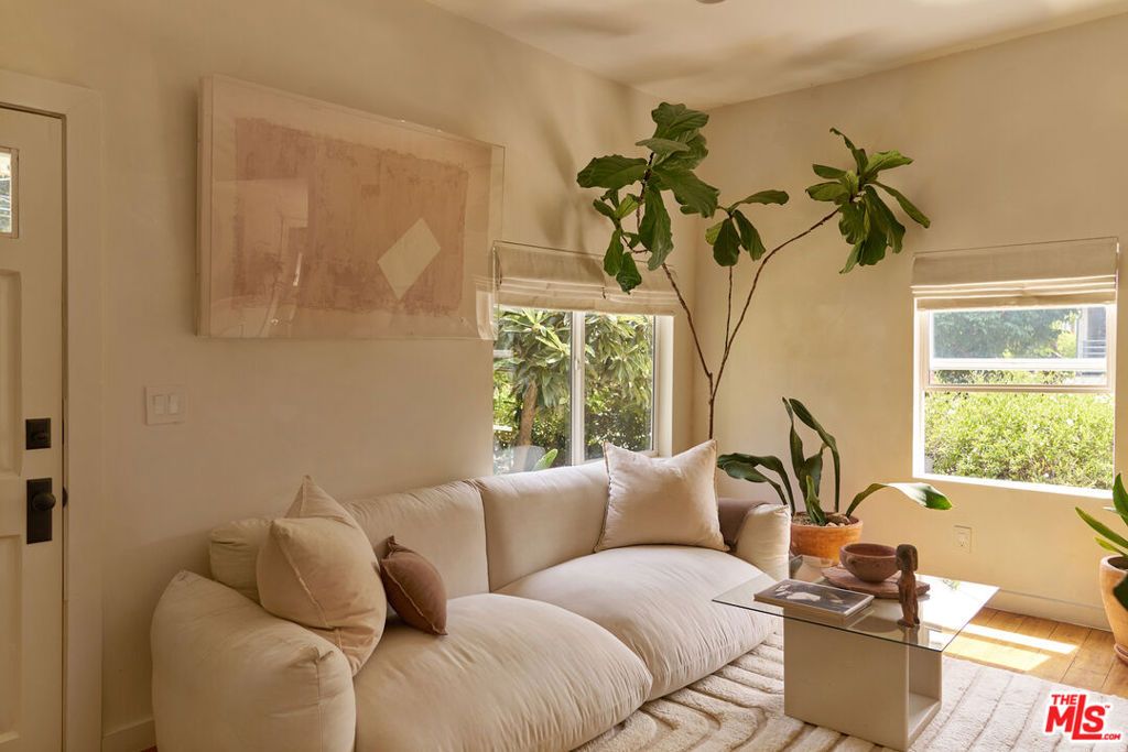 Image 7 of property listing at 404 N Avenue 52, Los Angeles, CA 90042