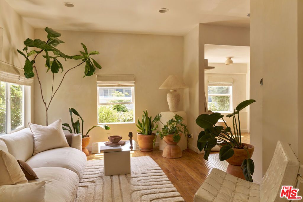 Image 8 of property listing at 404 N Avenue 52, Los Angeles, CA 90042