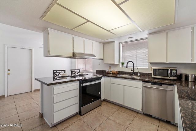 10421 E SILVERTREE Drive, Sun Lakes, AZ 85248