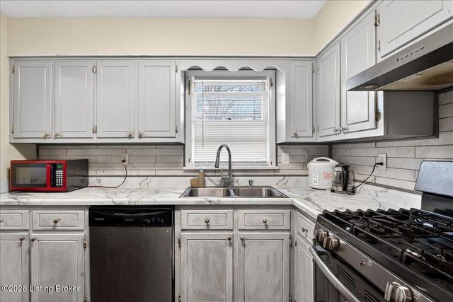 5500 Raymary Dr, Louisville, KY 40272