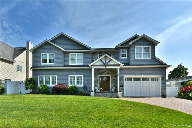 28 Red Oak Place, Massapequa, NY 11758