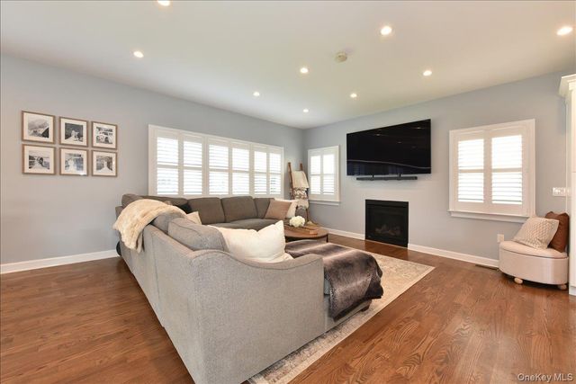28 Red Oak Place, Massapequa, NY 11758