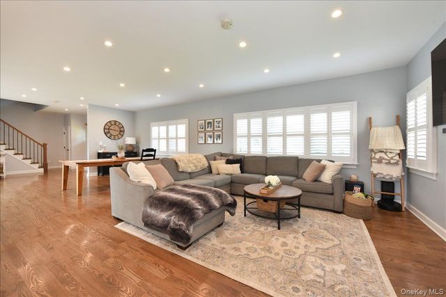 28 Red Oak Place, Massapequa, NY 11758