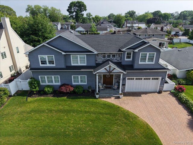 28 Red Oak Place, Massapequa, NY 11758
