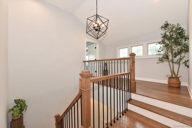 28 Red Oak Place, Massapequa, NY 11758