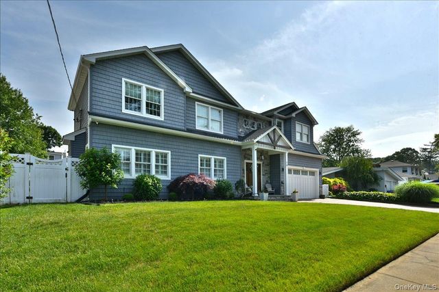 28 Red Oak Place, Massapequa, NY 11758