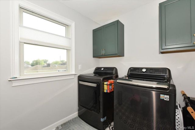 28 Red Oak Place, Massapequa, NY 11758