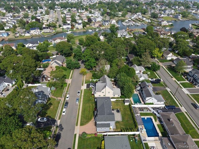 28 Red Oak Place, Massapequa, NY 11758