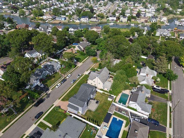 28 Red Oak Place, Massapequa, NY 11758