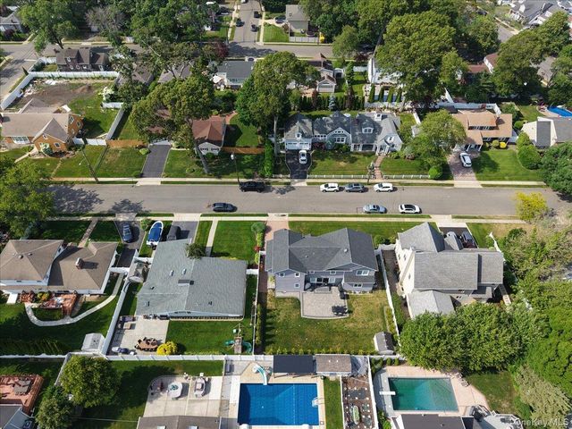 28 Red Oak Place, Massapequa, NY 11758