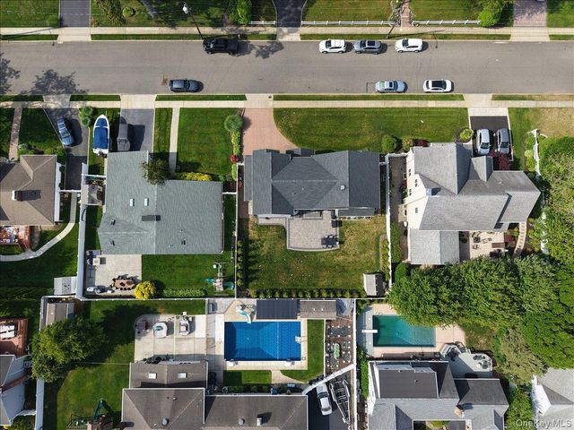 28 Red Oak Place, Massapequa, NY 11758