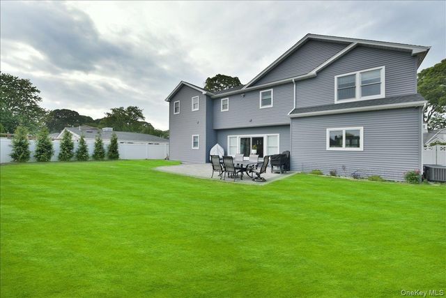 28 Red Oak Place, Massapequa, NY 11758