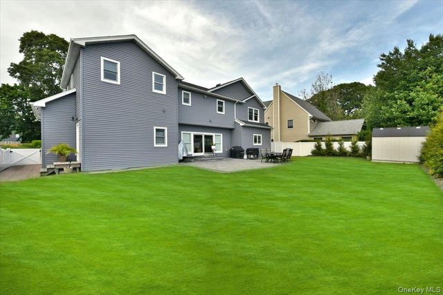 28 Red Oak Place, Massapequa, NY 11758