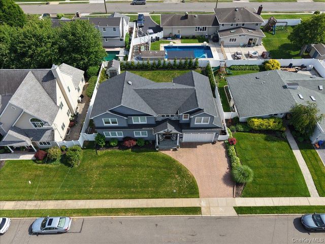 28 Red Oak Place, Massapequa, NY 11758