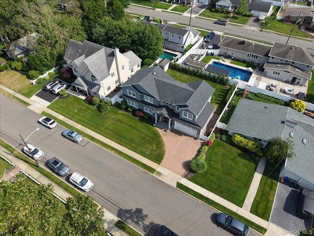 28 Red Oak Place, Massapequa, NY 11758