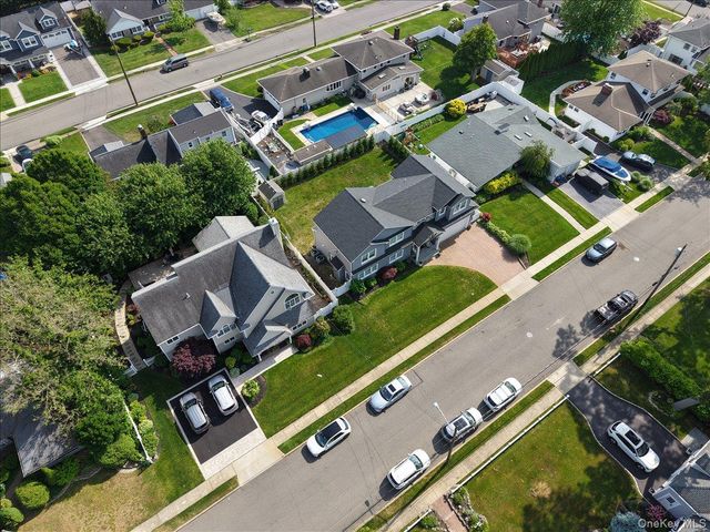 28 Red Oak Place, Massapequa, NY 11758