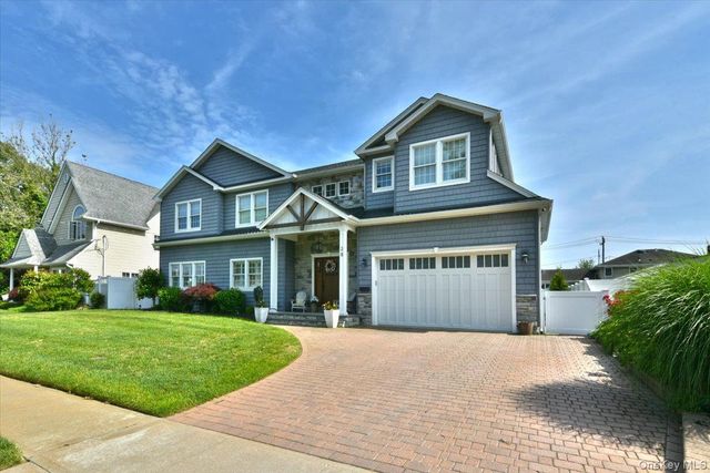28 Red Oak Place, Massapequa, NY 11758