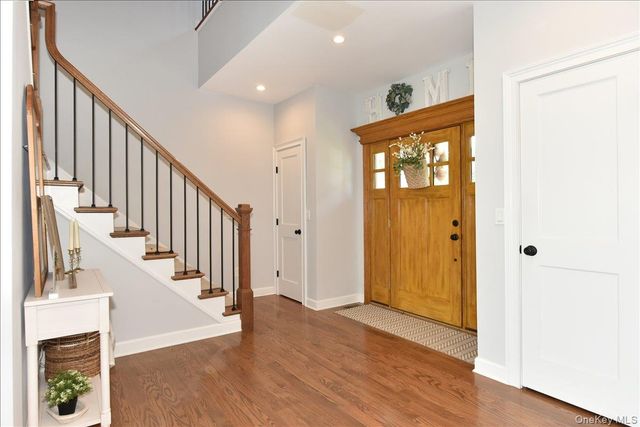 28 Red Oak Place, Massapequa, NY 11758
