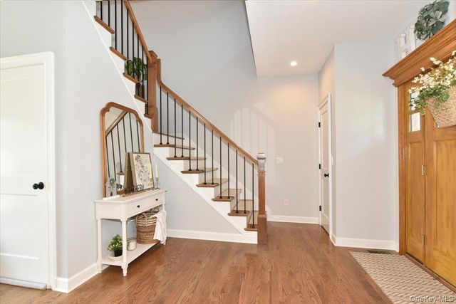 28 Red Oak Place, Massapequa, NY 11758