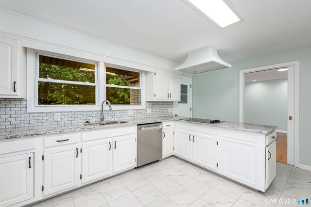 8 Lincoln Avenue, West Hartford, CT 06117