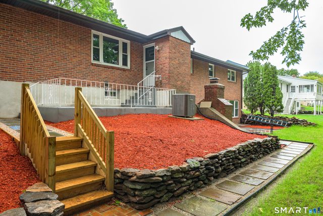 8 Lincoln Avenue, West Hartford, CT 06117