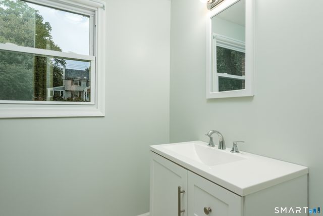 8 Lincoln Avenue, West Hartford, CT 06117
