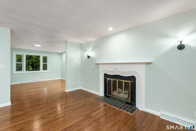 8 Lincoln Avenue, West Hartford, CT 06117