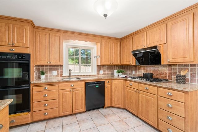 118 Newton St, Weston, MA 02493