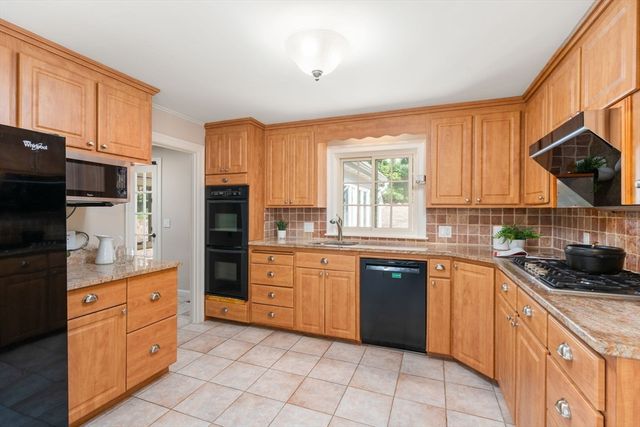 118 Newton St, Weston, MA 02493