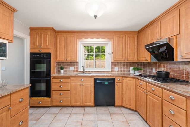 118 Newton St, Weston, MA 02493