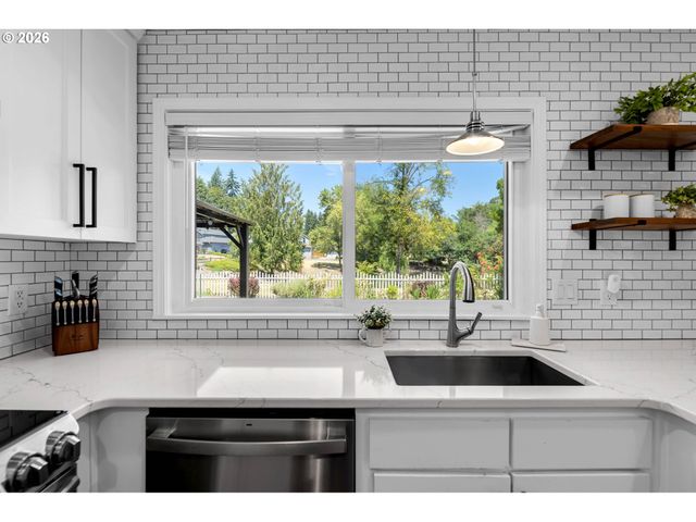9047 Sw REILING St, Portland, OR 97224