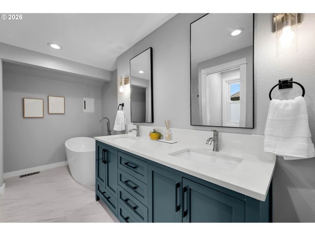 9047 Sw REILING St, Portland, OR 97224