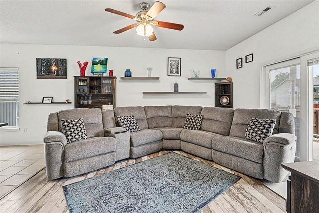 12216 N Pomona Lane, Kansas City, MO 64163