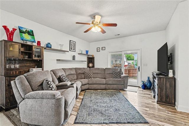 12216 N Pomona Lane, Kansas City, MO 64163