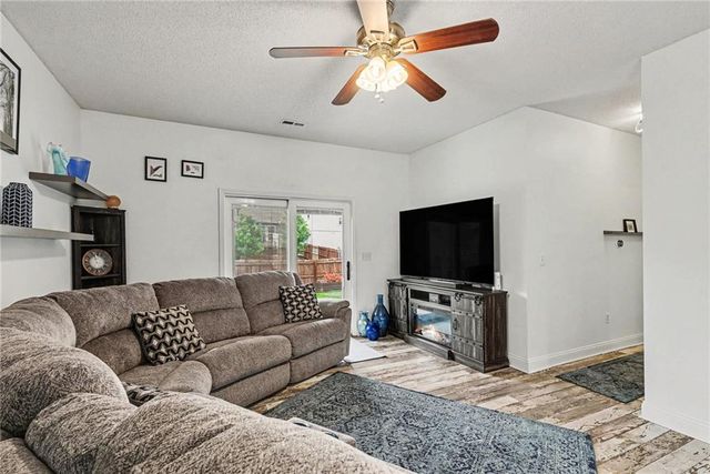 12216 N Pomona Lane, Kansas City, MO 64163