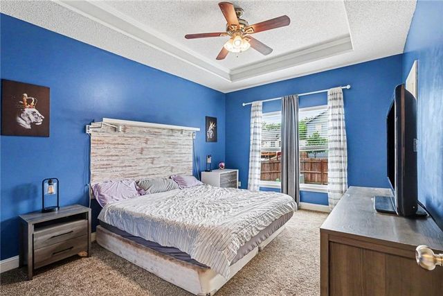 12216 N Pomona Lane, Kansas City, MO 64163
