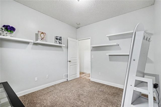 12216 N Pomona Lane, Kansas City, MO 64163